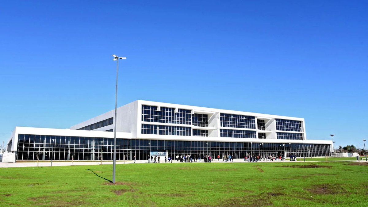 En el corazón del sur de Rosario, una obra clave vuelve a tomar impulso: el Hospital Regional Sur, símbolo del compromiso con la salud pública.

Participé de la apertura de sobres para avanzar en su finalización. Una inversión histórica que retoma y concreta un proyecto iniciado