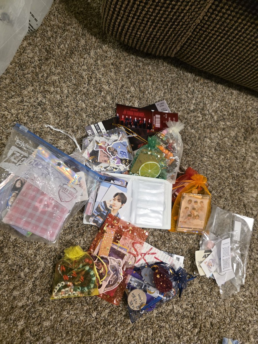 connectedrootz's tweet image. All my freebies from #ateezchicago &amp;amp; #straykidschicago 🥹❤️

My first 2 kpop concerts were a dream! 
I had the best time at both. Atiny &amp;amp; Stay you're amazing 💕🫂