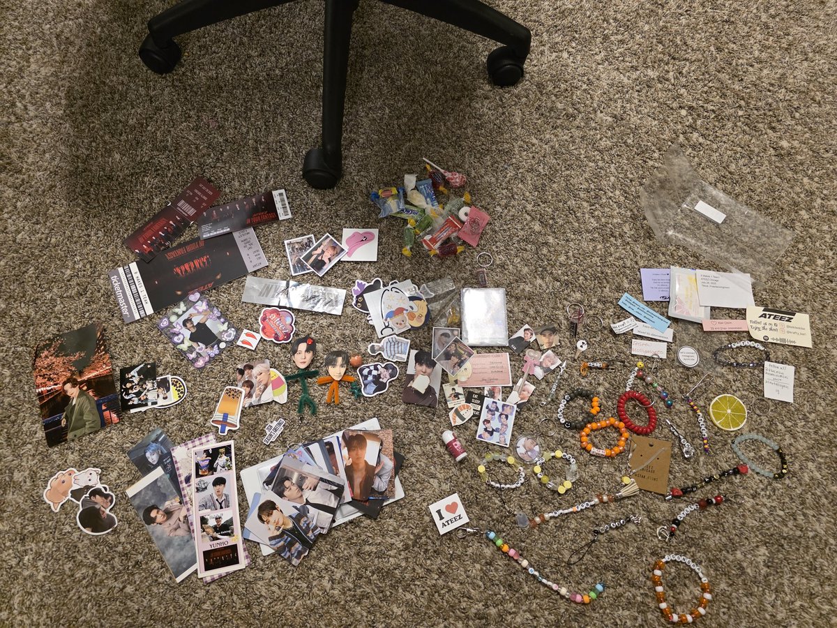 connectedrootz's tweet image. All my freebies from #ateezchicago &amp;amp; #straykidschicago 🥹❤️

My first 2 kpop concerts were a dream! 
I had the best time at both. Atiny &amp;amp; Stay you're amazing 💕🫂