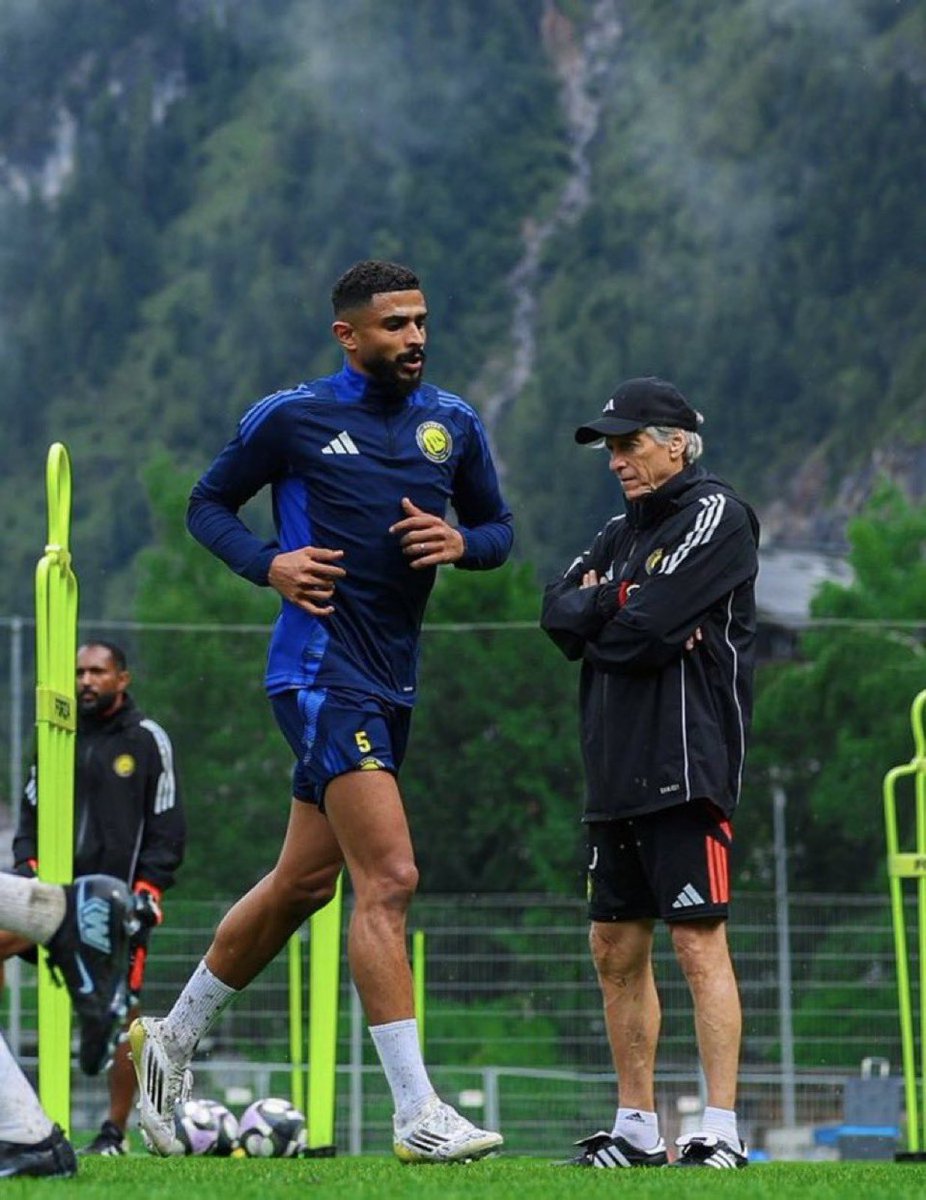 إذا كل لاعب مرتبط بعقد مع فريق، وفي لحظة يطلب الرحيل، فعلى النظام والاحتراف السلام، طالما عقدك ما زال سارياً مع ناديك احترم هذا العقد.
 قبل التوقيع القرار قرارك بعد التوقيع ليس لك قرار غير احترام قرار ما قبل التوقيع واحترام النظام!
#النصر 
#عبدالاله_العمري