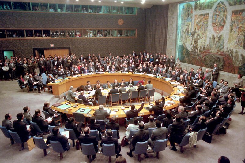 في مثل هذا اليوم، الثاني من أغسطس قبل خمسةٍ وثلاثين عاماً، اعتمد #مجلس_الأمن القرار رقم 660، مُديناً الغزو العراقي لدولة #الكويت، معتبراً إياه انتهاكاً صارخاً لقواعد القانون الدولي وللسلم والأمن الدوليين، ومخاطباً بذلك الضمير الإنساني لـ #الأمم_المتحدة في مُطلقه، فاتحاً باعتماده