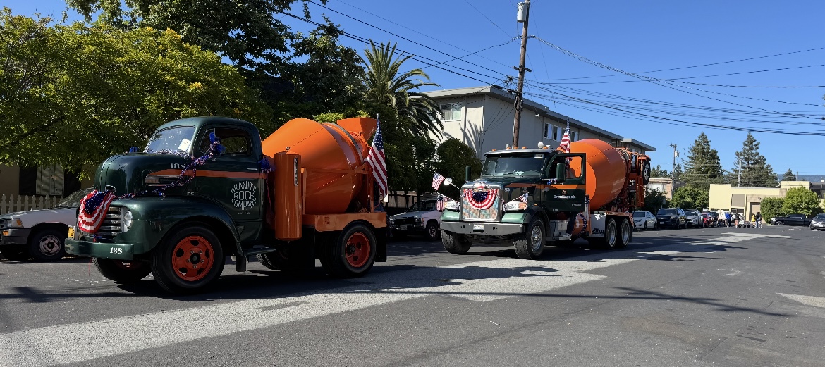 graniterockco's tweet image. The Graniterock team made an appearance at the 4th of July parade in Redwood City! 

Both our antique mixer and modern mixer trucks were polished and dressed up for the occasion, sporting American flags and matching bunting.  

#FourthOfJuly #RedwoodCity #ParadeSZN #Antiques