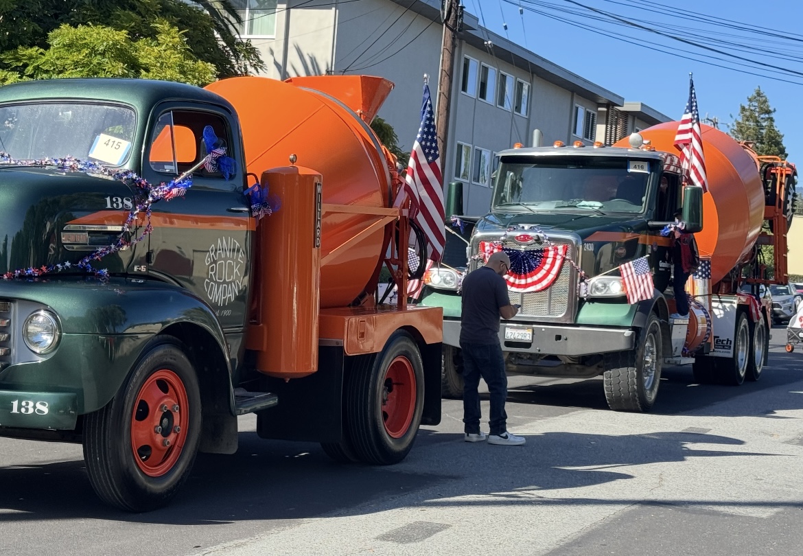 graniterockco's tweet image. The Graniterock team made an appearance at the 4th of July parade in Redwood City! 

Both our antique mixer and modern mixer trucks were polished and dressed up for the occasion, sporting American flags and matching bunting.  

#FourthOfJuly #RedwoodCity #ParadeSZN #Antiques