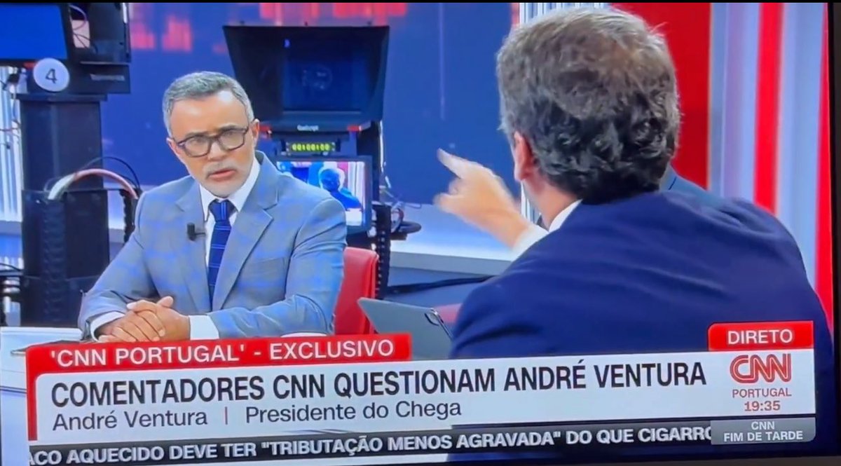A vida dá várias oportunidades a quem não merece. 
Em 2020, Filipe Santos Costa, ficou sem a carteira de jornalista e foi condenado por incompatibilidade com a profissão uma vez que em paralelo tinha um contrato de prestação de serviços com o partido socialista. 
Mais tarde