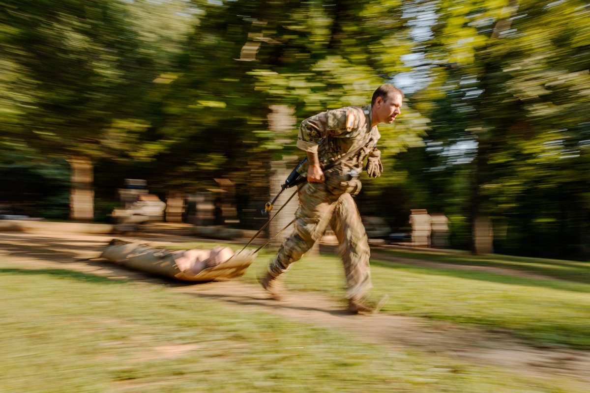 ArmyROTC's tweet photo. Equipping 10th Regiment #AdvancedCamp Cadets with first aid skills at #CadetSummerTraining one step at a time.
For more #CST2025 content click the link in our bio!π
πΈ: Nathan Abbott, CST Public Affairs Office https://t.co/oaow5rScYs