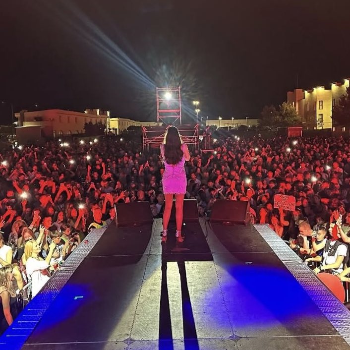 Voyin9's tweet image. Jecka jel vidis ti ovo ?  Njih ljudi vole a ti vidi sta ces. 
#ceca #milicapavlovic