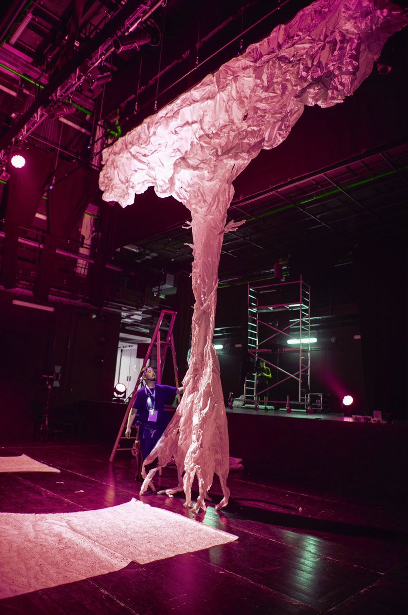 リチャードの魂が鎮座する庭に息づく"桜"
その姿は、王妃と庭師のシーンでとても大きな意味を持ちました😌

河内大和の和紙による舞台美術
カンパニーメンバーによる創作🌸

#G3ポーランド