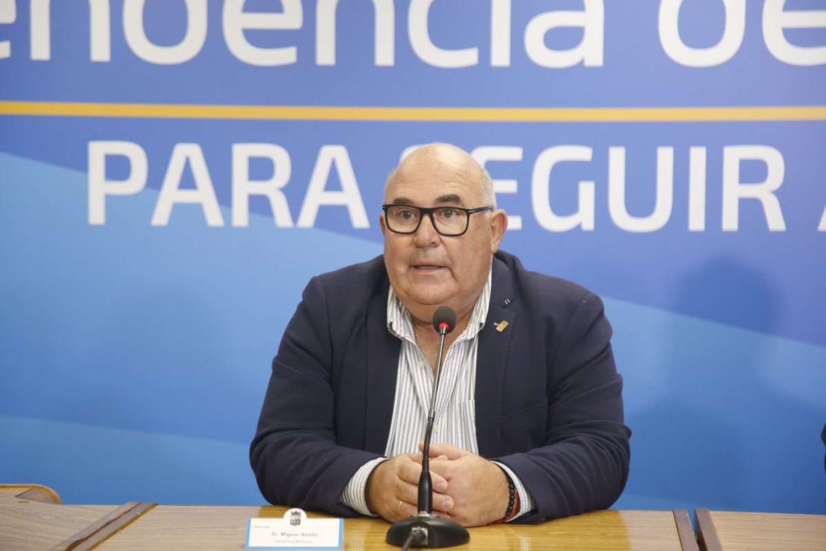 FocusPunta's tweet photo. El Intendente de Maldonado Miguel Abella afirmó que la situación financiera de la @MaldonadoUY_  está controlada. “Dimos una señal clara de responsabilidad: el crédito solicitado se paga en este período”.
El endeudamiento es manejable y apunta a cumplir compromisos de campaña con obras.