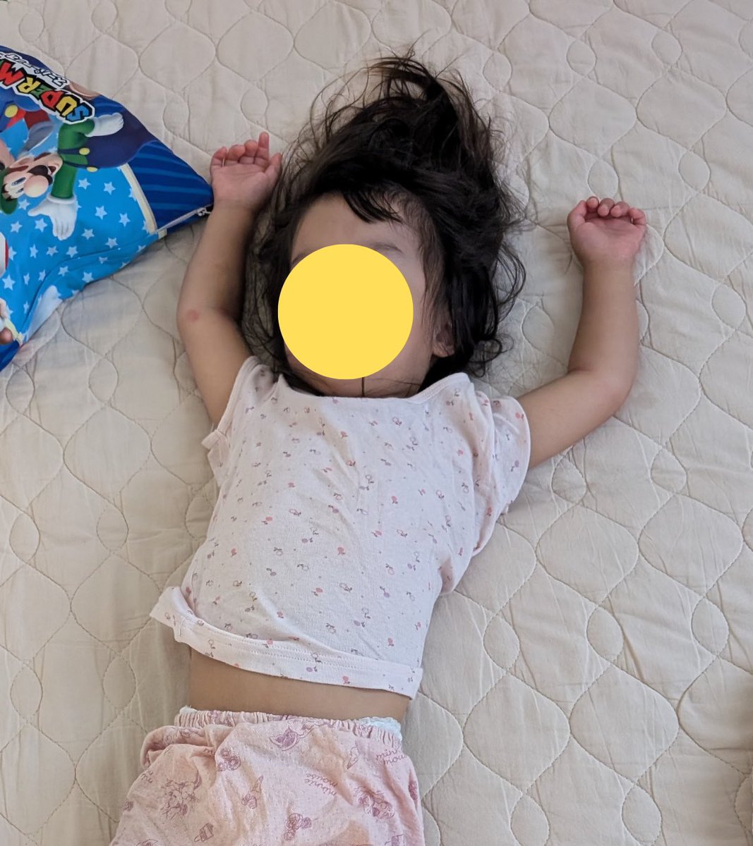 かわいい寝顔も
手を挙げてる姿も
はみ出てるオムツも
ちょっと出てるお腹も
サイヤ人みたいな髪型も

全て可愛すぎるのよ♡

では皆さん！週末も楽しみましょー🌈