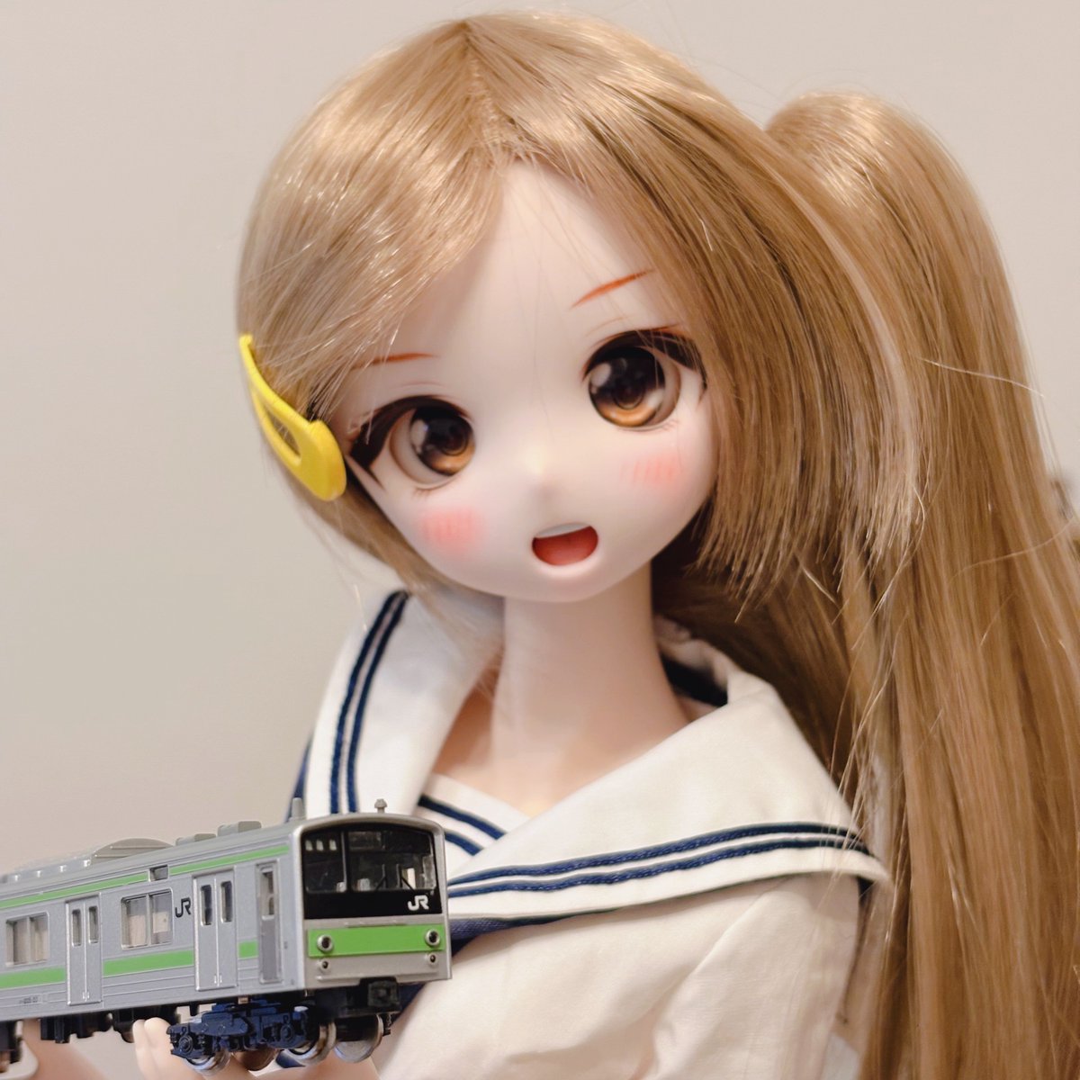 lexelias's tweet photo. おはようございます（・‐・)ノ昨日は関スイの 205系 が発表…って、まだこの金型なのかな？みかん鉄道🍊のは11CARSな仕様です。

#やまと #ももマン #doll #obitsu #オビツ48 #うちのこかわいい
#ngauge #modelrailways #spurN #nscale #trainmodel #modelrailway #modeleisenbahn #Nゲージ #鉄道模型 https://t.co/IPdgJ8vH62