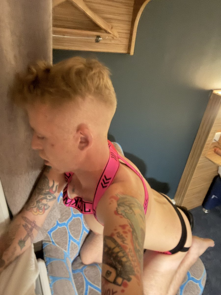 lad_jack99070's tweet photo. @brightonpride in my hotel waiting for guys to come use me 😈💦💦💦 https://t.co/R4kCFz4VGx