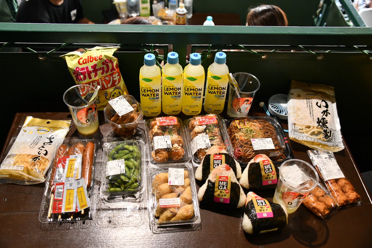 mami831216's tweet photo. 今年も甲子園へ連れてきてもらえました。
おかず買い込んで、パーティーになってました笑
この席ほんと最高すぎる！！

この日は負けちゃったけど、それも良い思い出！
#阪神タイガース
#甲子園 https://t.co/hqc9PBpmBd