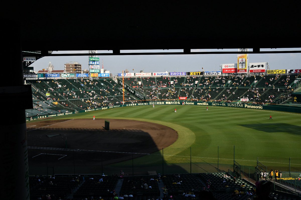 mami831216's tweet photo. 今年も甲子園へ連れてきてもらえました。
おかず買い込んで、パーティーになってました笑
この席ほんと最高すぎる！！

この日は負けちゃったけど、それも良い思い出！
#阪神タイガース
#甲子園 https://t.co/hqc9PBpmBd