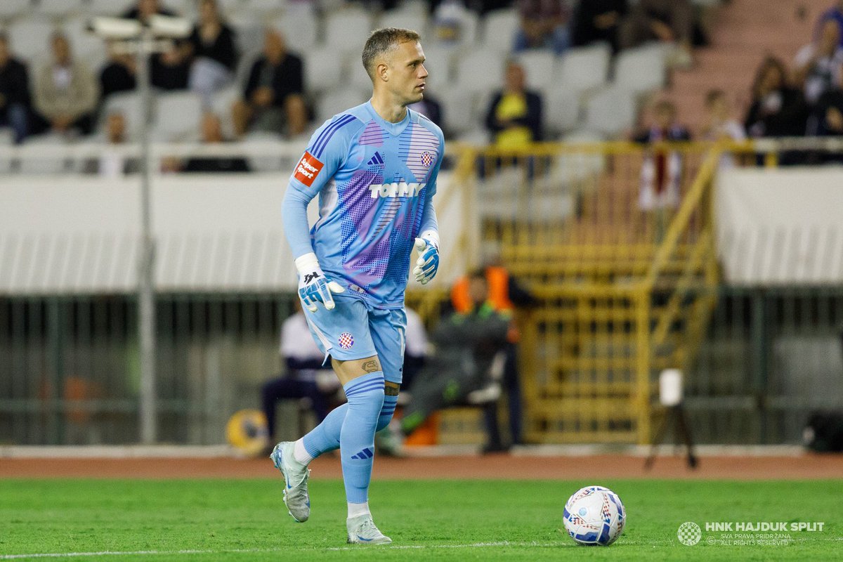 bili_svit's tweet photo. Lučić napušta Hajduk 👋

Nakon dvije godine provedene u Hajduku, Ivan Lučić oprostio se od suigrača i karijeru nastavlja u turskom Antalyasporu

Tridesetogodišnji vratar upisao je 84 nastupa za Bijele otkako je stigao početkom 2023. godine

#hajduk #BiliSvit #Lučić https://t.co/yccgDBEsix
