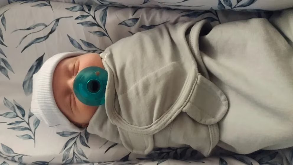 delpynews's tweet photo. ▶️NACIÓ EL BEBÉ MÁS ANTIGUO | 😱

🇺🇸Un hito en la medicina: el pequeño Thaddeus Daniel Pierce rompió el récord mundial como el "bebé más antiguo" al nacer de un embrión que fue congelado en 1994.

👶🏻El bebé, que nació en Ohio, Estados Unidos, fue concebido a través de un programa de adopción de embriones.

📰: El Diario.