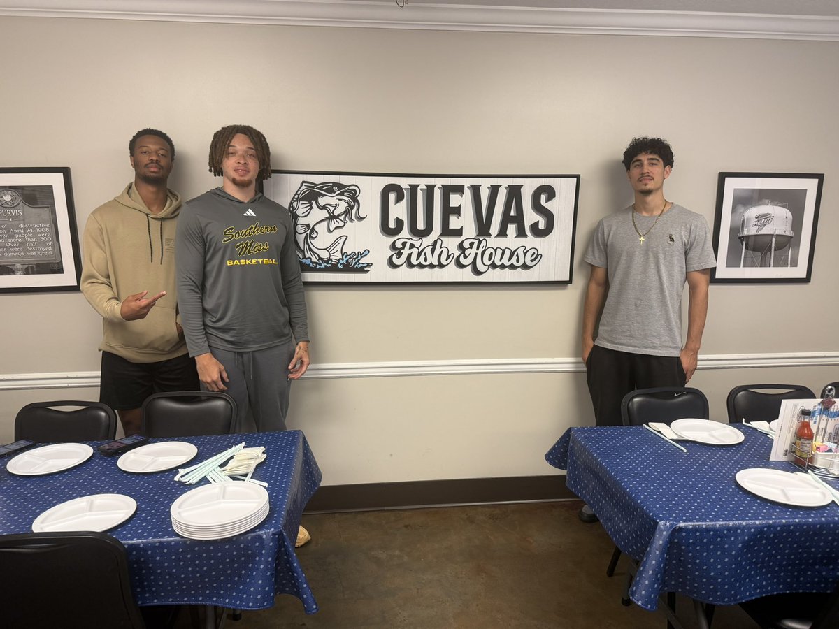 Great night in Purvis, MS at Cuevas Fish House with some of our backcourt Dylan Brumfield, Rob Cowherd, and Felipe Patino🏀