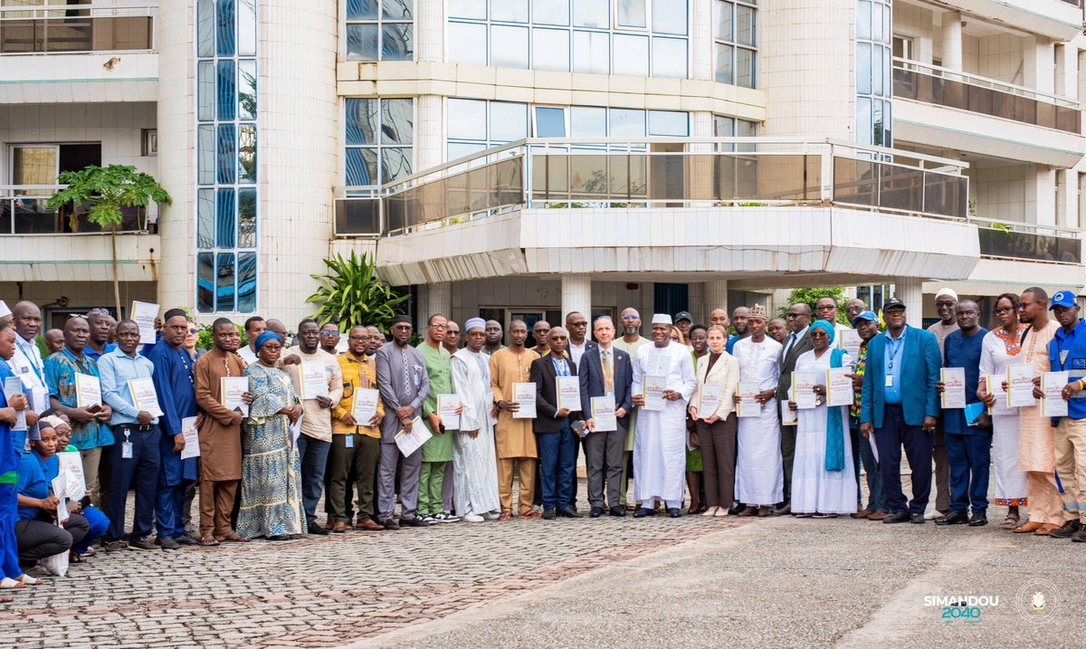 🔵 𝐌𝐏𝐂𝐈 | Le Ministre Ismaël NABÉ a visité la Maison Commune des Nations Unies à Coléah. Objectif : renforcer la coordination avec le SNU et remettre le projet de Constitution aux fonctionnaires guinéens des agences onusiennes. 🤝🇬🇳🇺🇳
👉 lnkd.in/eyDqzafV