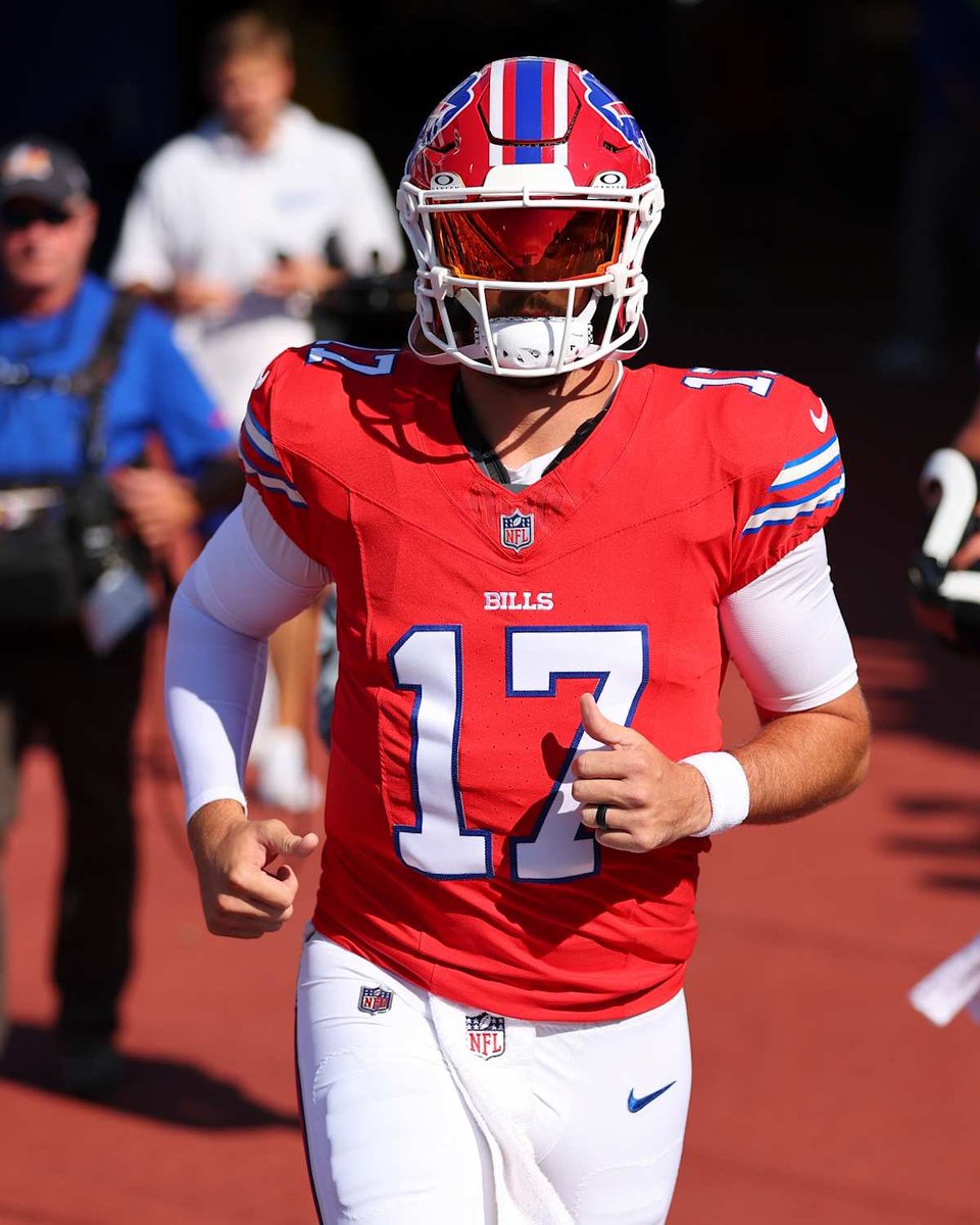 maxstraps_'s tweet image. Your quarterback will never have this much aura