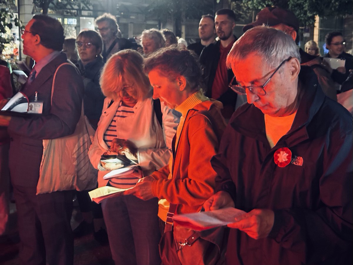 Ein Erinnerungsabend, an den man noch lange zurückdenken wird: Viele Berlinerinnen und Berliner sind heute zahlreich erschienen, um der Aufständischen des Warschauer Aufstands zu gedenken. 

Der von Anna Krenz kuratierte Abend gliederte sich in zwei Teile: Zum einen wurden