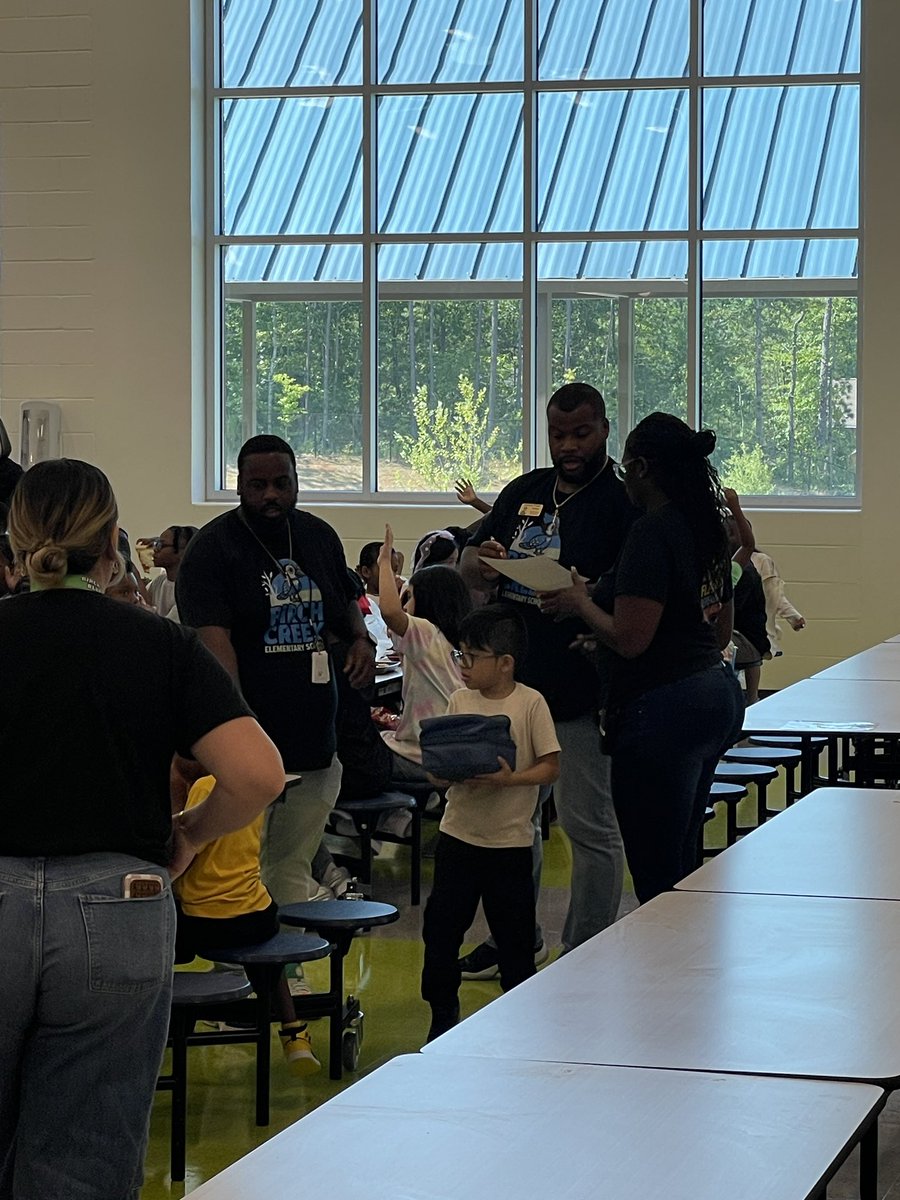 DrKeshaJones1's tweet photo. Being a leader is a “superpower” &amp; Principal Wright &amp; his team @BCE_HCS shows this daily. The way they comforted scared kinders, crying 1st graders, &amp; shy new students all before 10:00 was impressive on day 2💙💚! @kvt_11_3 @KrystalShaw9
#AnArea3DreamTeam https://t.co/juqnae2i7x