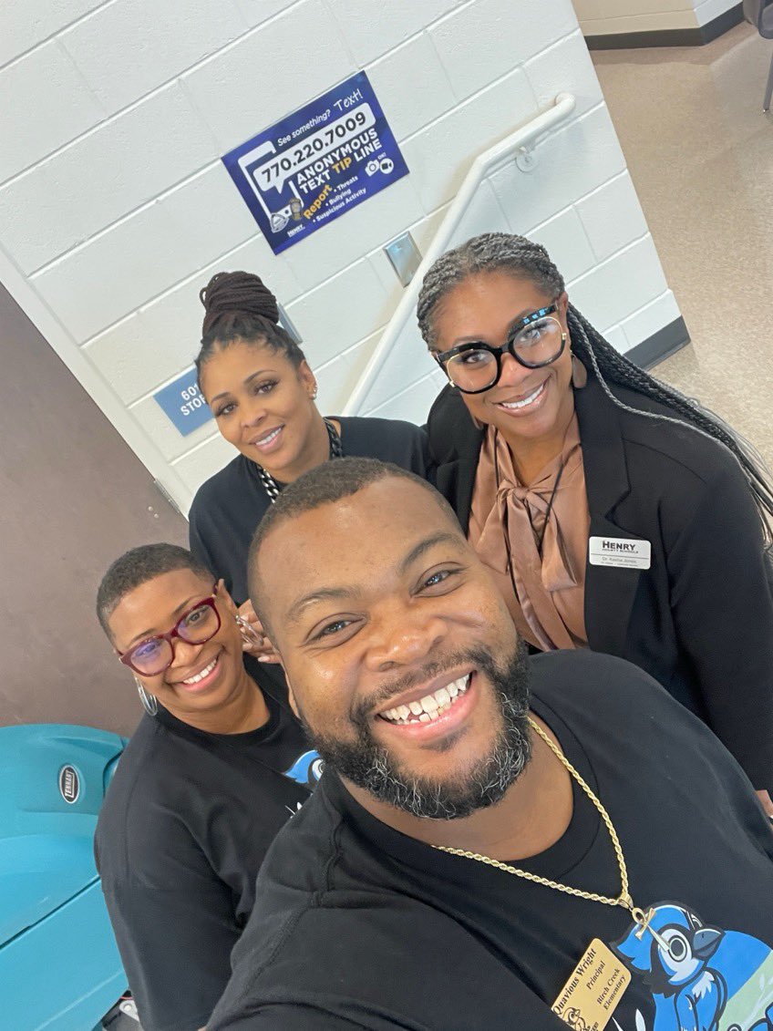 DrKeshaJones1's tweet photo. Being a leader is a “superpower” &amp; Principal Wright &amp; his team @BCE_HCS shows this daily. The way they comforted scared kinders, crying 1st graders, &amp; shy new students all before 10:00 was impressive on day 2💙💚! @kvt_11_3 @KrystalShaw9
#AnArea3DreamTeam https://t.co/juqnae2i7x