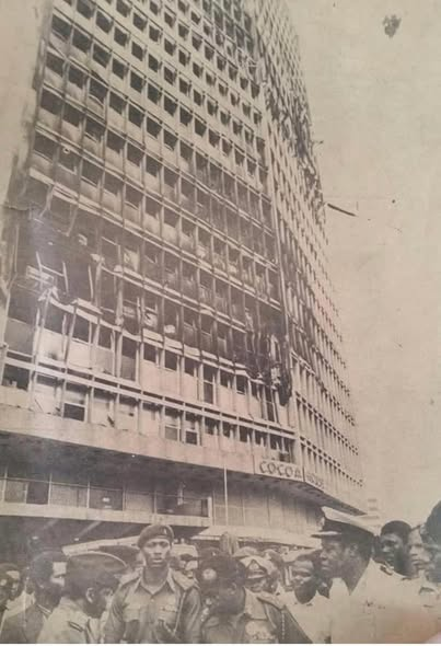 thethirdroom_ng's tweet photo. Did you know that Cocoa House, West Africa’s first skyscraper, was burnt and abandoned in 1985 but was reopened in 1992.
Yesterday, at the third room conversations, we spent time with @mageqaz reflecting on its place in the story of Western Nigeria’s growth and ambition https://t.co/n38assXKh6