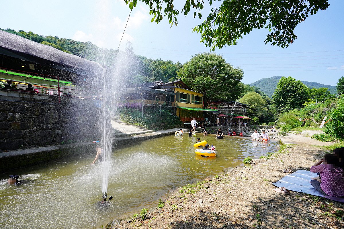 yangjunews's tweet photo. #short 서울근교 경기도 계곡 핫플로 알려진 송추계곡 온달집 #계곡 https://t.co/LrhSYiWhR2 출처 @YouTube https://t.co/GjlvHriSf2