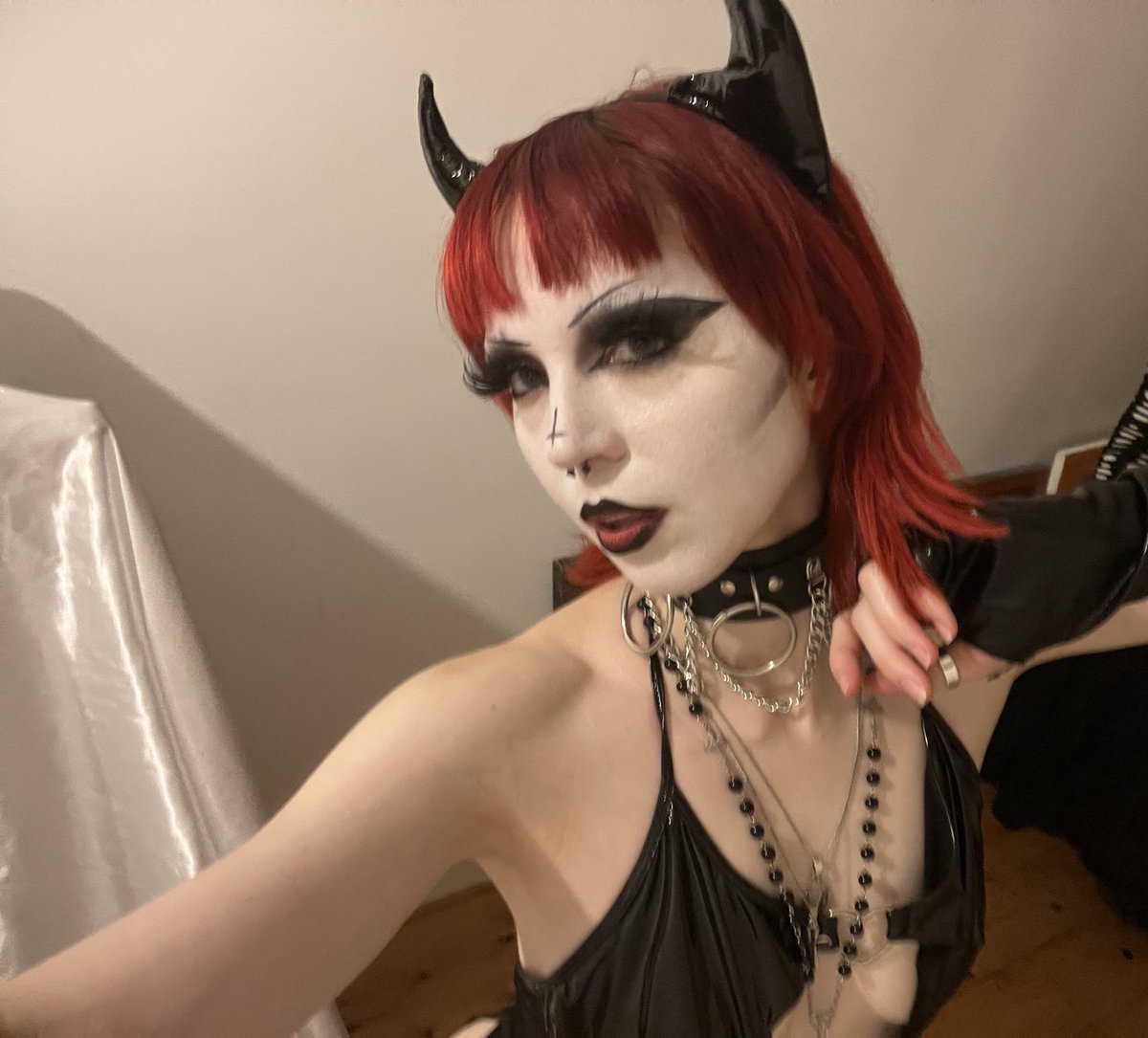 g0ddesssalem's tweet image. anyway. i’m goth. i’m slickthick. i’m rich. i’m drunk and you 🫵 are paying for my drinks all night