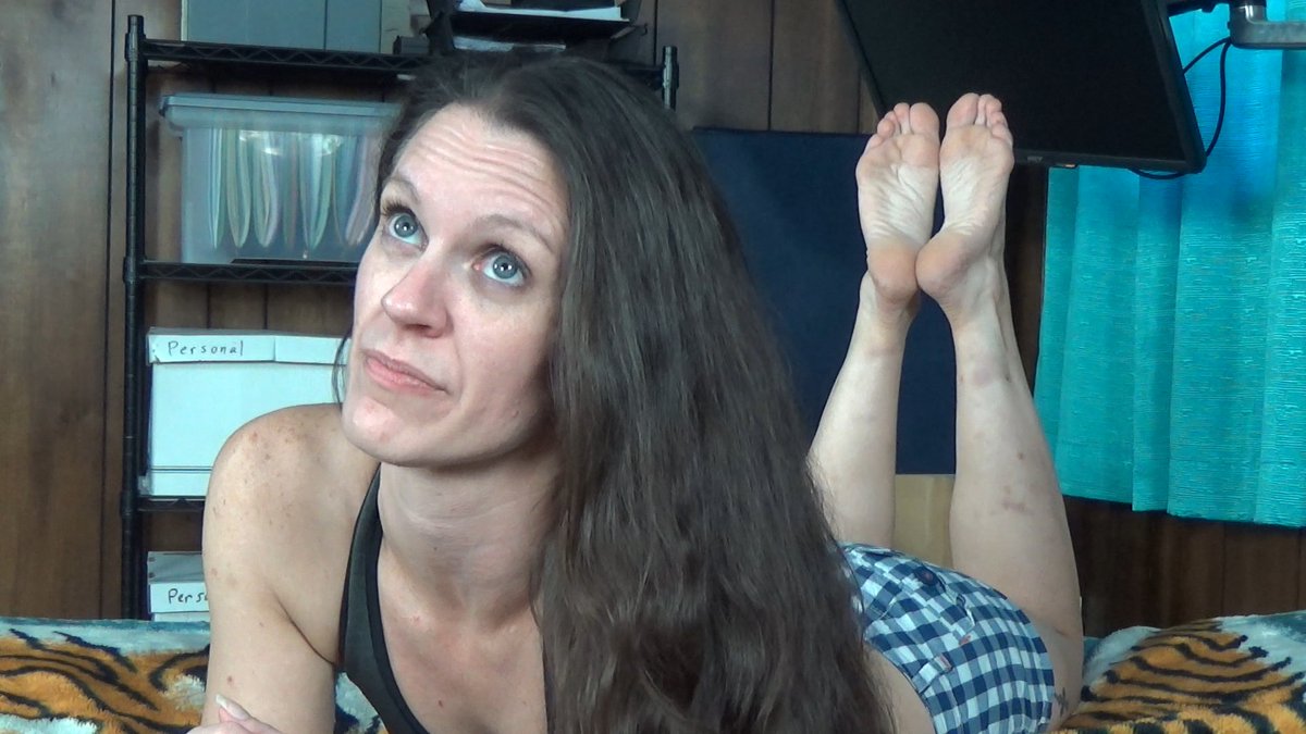 FeetCore's tweet photo. I first met Delaina Rickert at a gas station and I convinced her to show off her feet for me on camera. And later, she let me lick them and smell them too. They smelled so freakin good! 👺
#RealLifeFeet #FeetPickup https://t.co/oBezbIJmEV