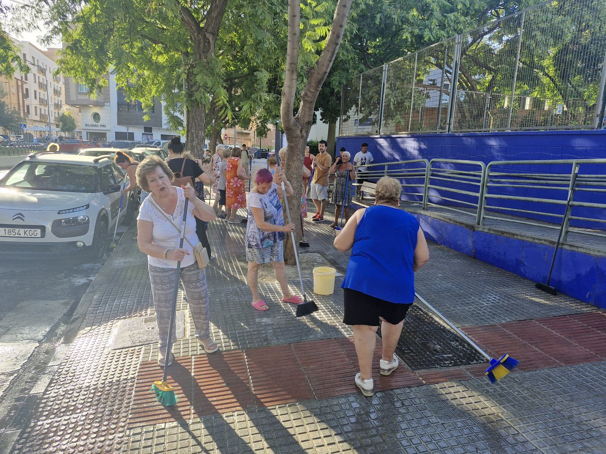 Estas señoras se han organizado como cuadrilla de trabajo para fregar las aceras del barrio de las delicias. Estas señoras, como este que escribe, pagan unos impuestos en los que se incluyen conceptos tan básicos como por ejemplo la limpieza
Estafa se llama esto
#porrasyonomiento