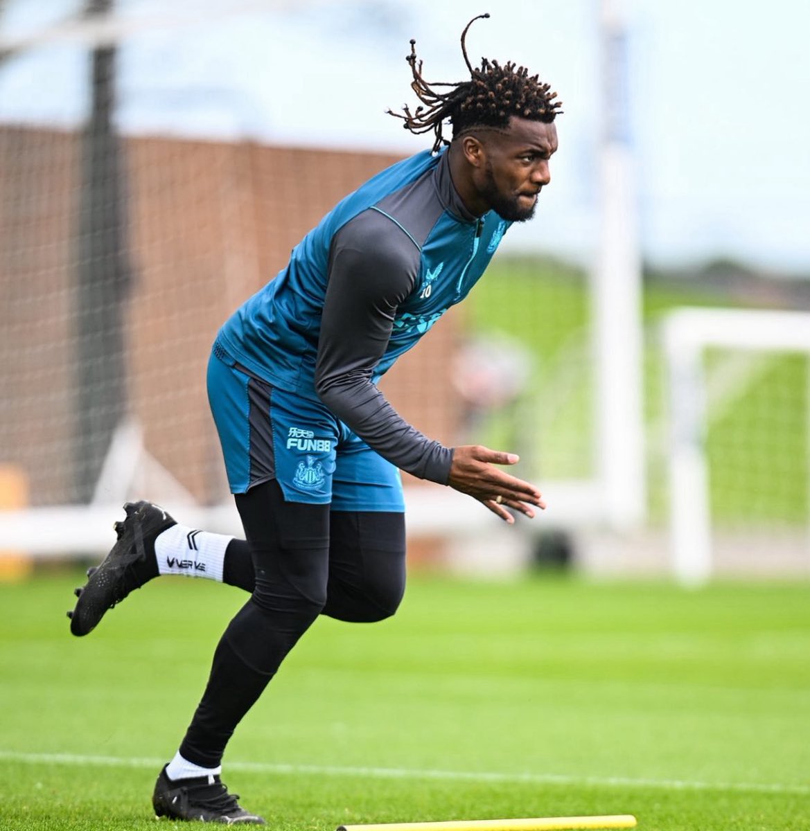 No están dimensionando lo que Allan Saint-Maximin va a hacer en la Liga MX. 🔥

Velocidad, desequilibrio y espectáculo garantizado.

Prepáren ...  esas colitas juguetonas. 

<a href="/ClubAmerica/">Club América</a>