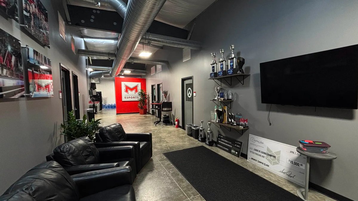 UniEsportsNA's tweet photo. We asked 4 colleges to show off their esports labs! 🎮

Take a peek inside the facilities powering some of the top collegiate teams:

❤️ @MaryvilleGG
💛 @WinthropEsports
❤️ @ncstateesports 
💚 @SaintsGamingCA https://t.co/EPQvmecvvV