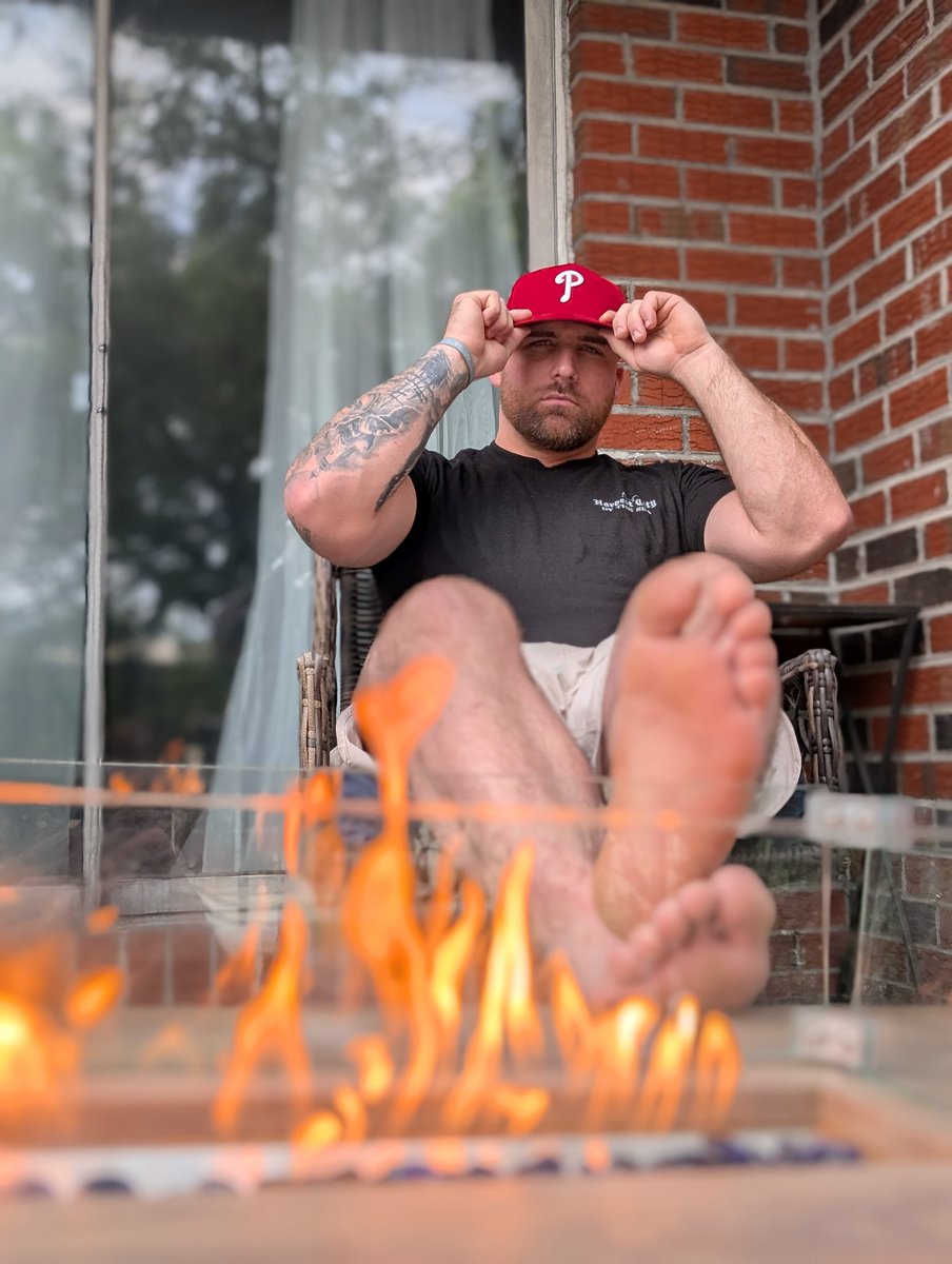 Praise me or pay me, there's no in between. #findom #findomalpha #findomDOM #KING #cashmaster #feetworshi̇p #feetfindom #feetfetısh #bigdrains