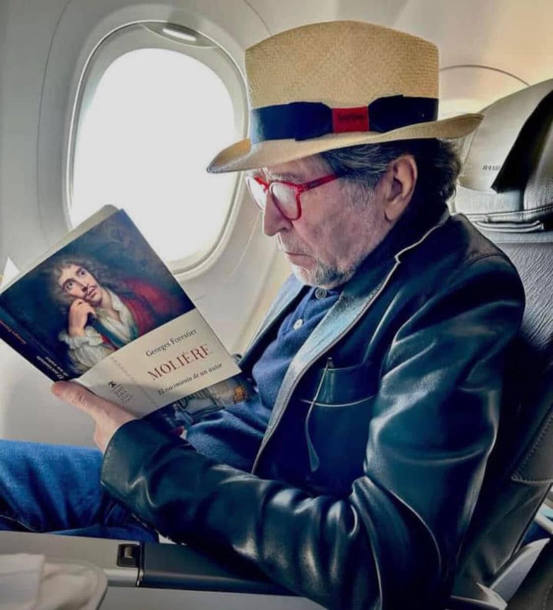 «A mí lo que me ha salvado son los libros que he leído. Pero principalmente, de la soledad. Por ejemplo, ocurre mucho en las giras, cuando a un avión le pasa algo y nos quedamos todos tirados en un aeropuerto, que los músicos se desesperan, no saben qué hacer. Pero yo, si tengo