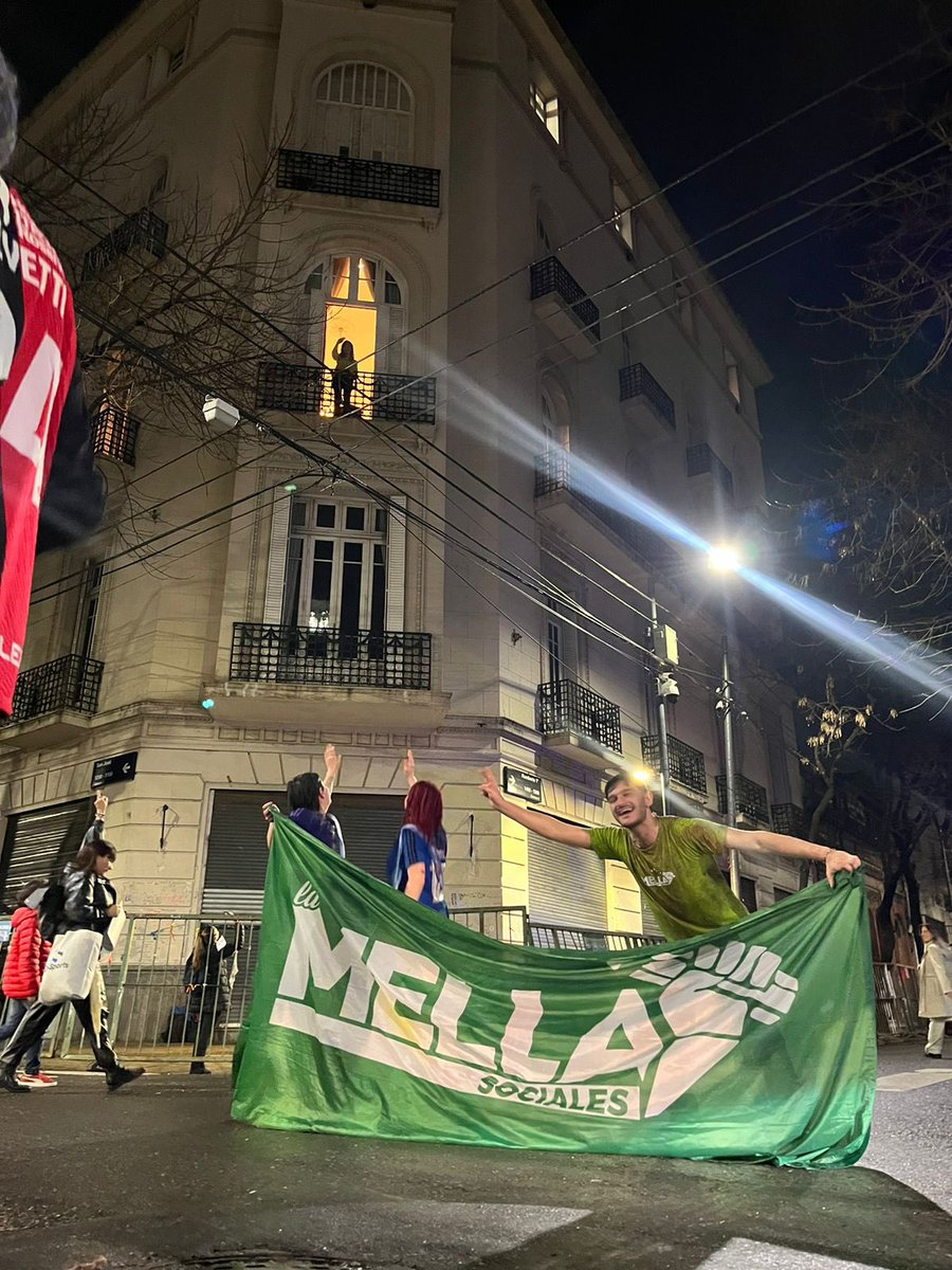 en la grandiosa <a href="/ubasociales/">UBA Sociales | #FSOC #UBA</a> tres nuevos licenciados del campo popular, con invitada de honor <a href="/CFKArgentina/">Cristina Kirchner</a>