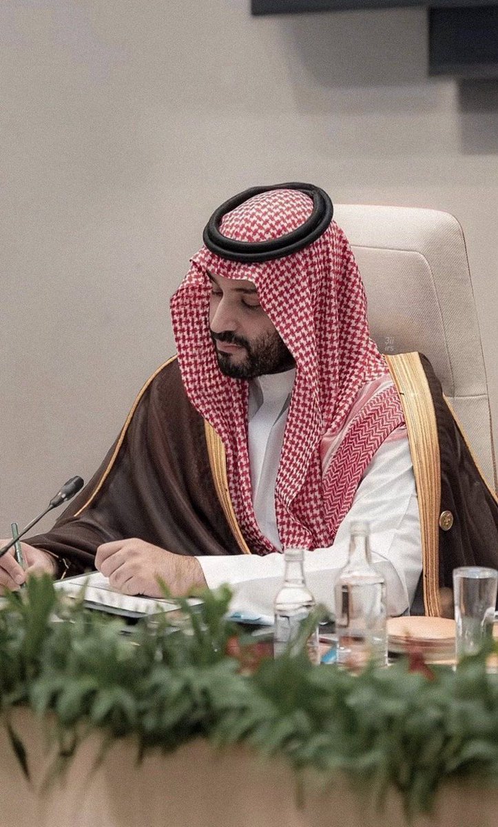 لك امجادٍ تشرف و سيرتك ماهي يوم
يخلّد لك التاريخ .. سيـرة .. بـطولـيـه 

تقدمت للعليا ب سطوه و قو عـزوم
حميت البلاد و شعبـها و السـعوديـه🇸🇦

#م_س_م 
#ولي_العهد_الأمير_محمد_بن_سلمان 🤍