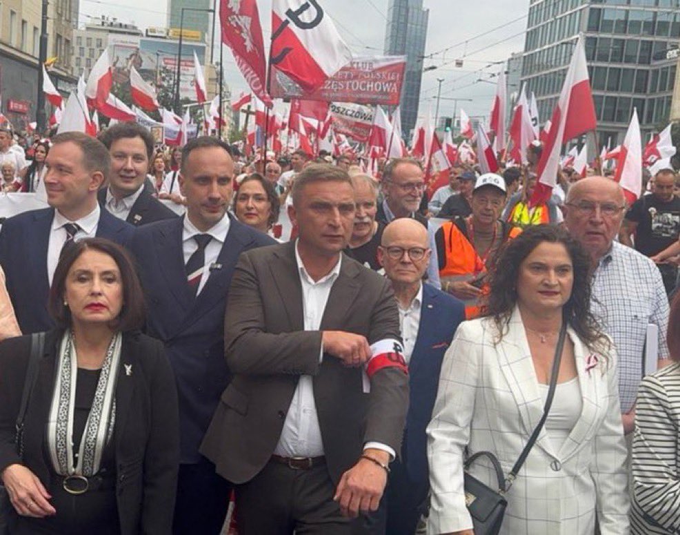 Jedynymi ludźmi z Powstania Warszawskiego, z którymi bakiewicz może dzielić jakieś wartości byli naziści, mordujący powstańców i zrównujący Warszawę z ziemią.
Jakby ten typ wpadł w ręce powstańców, to raczej by go odesłali w niebyt, jak każdego nazistę.