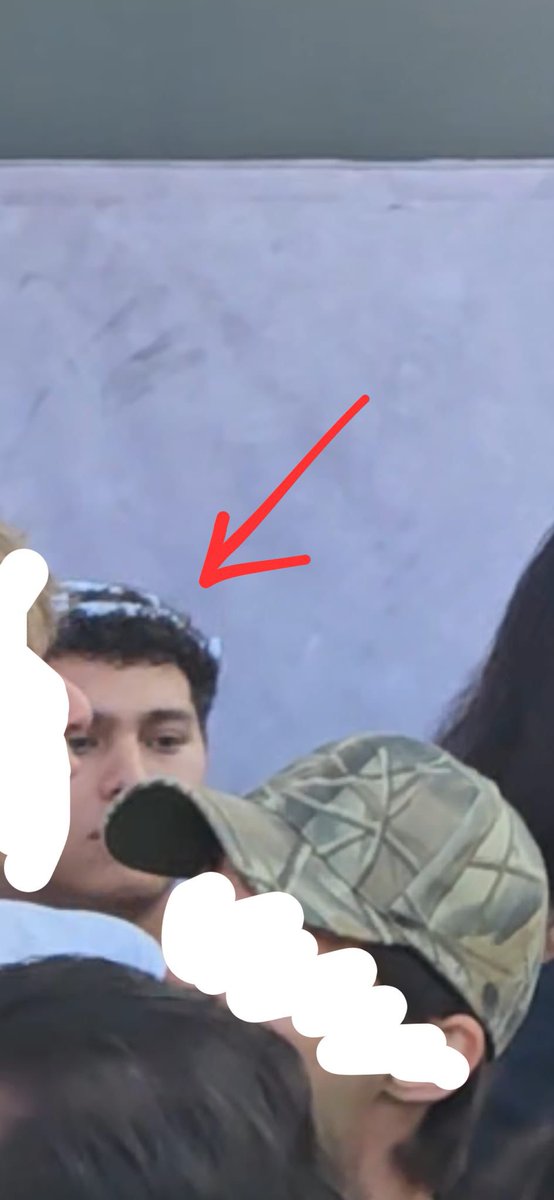 carlossbl2's tweet image. Este es el tipo que me robó el vinilo que SZA me firmó, lo rompió en 3 trozos y me lo dio como si nada roto. Me arruinó una noche que llevaba meses soñando. RT para que esto llegue a SZA y sepa lo que pasó.
 #SZA #KendrickLamarBarcelona #gnxtour