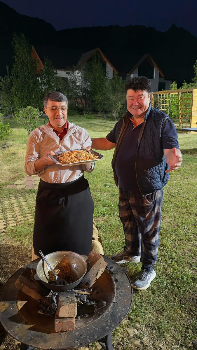 Анддаа сайхан Узбек плов хийхэд нь чадахаараа л туслаж,боломжоороо л суралцлаа. 
Монгол хонины сүүлны тос ч илүү амт орууллаа.