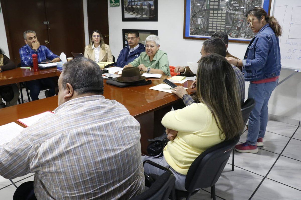 BOSSumaMN's tweet photo. ... Abasto de la Ciudad de México, Antropóloga  Mónica Pacheco Skidmore, y la Lic. Alexa Martínez como enlace de la Secretaría de Gobierno en representación del Lic. @craviotocesar, donde alcanzamos importantes acuerdos en beneficio de nuestros representados. https://t.co/v7LxhxmuQi