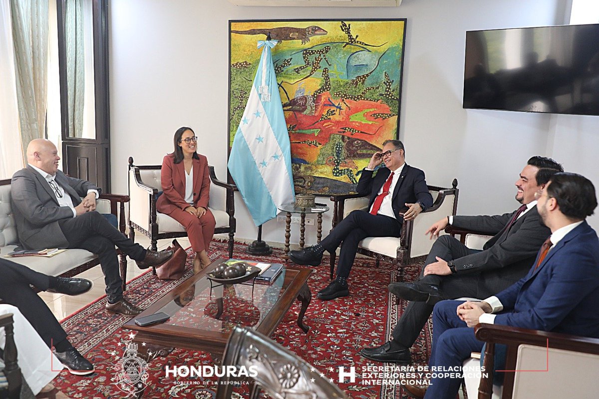 📌|| El Vicecanciller <a href="/tonygarciac/">Tony Garcia C</a> recibió al Director de FLACSO Honduras, Rolando Sierra, y la Representante de ACNUR en Honduras, Kathryn Lo, para abordar los detalles previo a la inauguración del Diplomado en Cooperación, Movilidad Humana y Desarrollo.