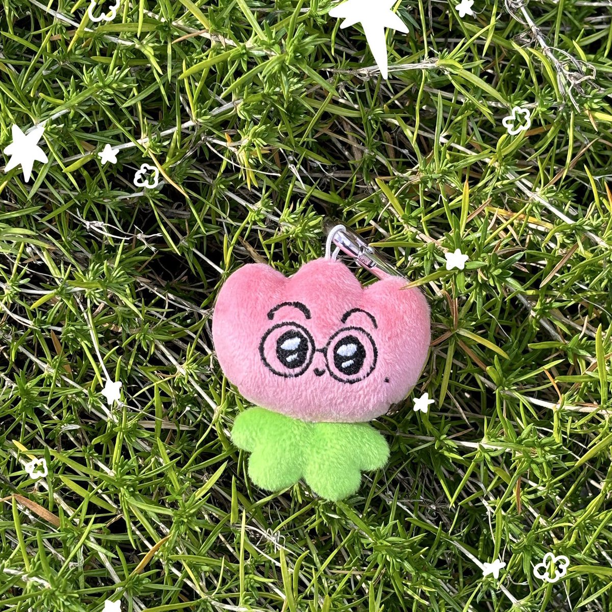 markismymusic's tweet image. 마크의 26번째 생일을 진심으로 축하하며 
#rt 추첨을 통해 26분께 선물을 보내드립니다
*랜덤증정

-안경튤립군(3명)         -천사마냥이(7명)
-튤립천사 바쿠백(11명)    -반나다(5명)

어도러블보이의 생일 진짜 축하해（  ͡σ̴̶̷̤◡ ͡σ̴̶̷̤.)