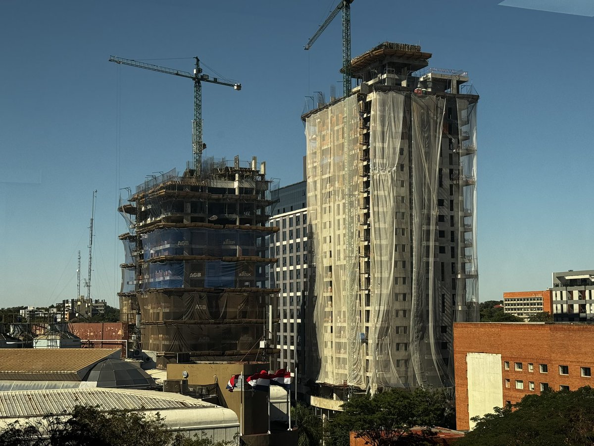 camidolabjian's tweet image. Estuve en Asunción, Paraguay, donde se está construyendo un rascacielos de 73 pisos. Hay decenas de edificios de lujo fantasmas, completamente vacíos. Nadie para ocuparlos. Es un “casi paraíso fiscal” en el que la construcción es blanco de lavado. Y entre el 60% y 70% proviene de