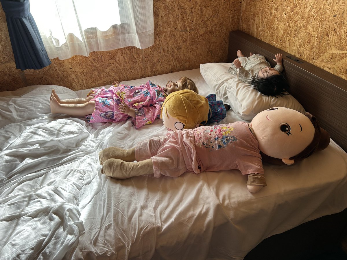 実は旅行に来てる

🌸「みんな、朝だよ！起きてお着替えしようね。豊季さん(私)、さゆちゃんとめいちゃんの安心パンツ(オヤスミマン)を替えて、プリキュアの服に着替えさせてあげてね」