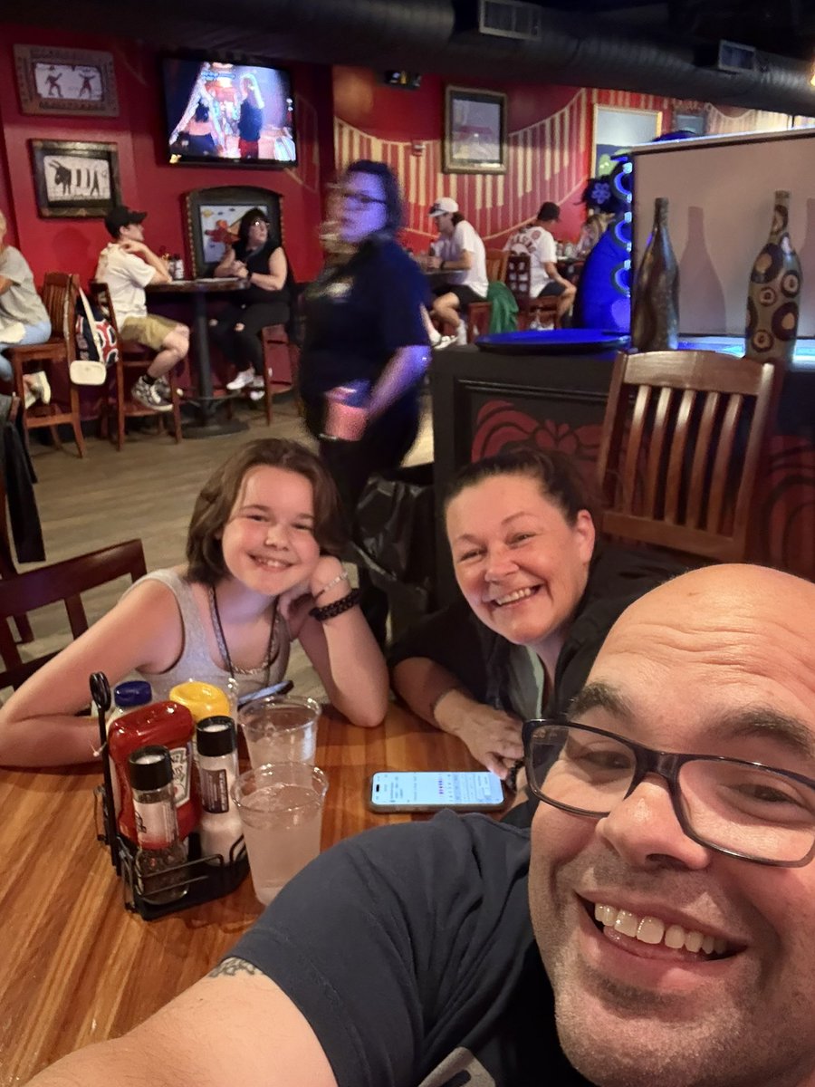 HarryTakesian's tweet photo. Getting ready to see Brett Micheals and Vince Neil with my concert buddy @jjisntcool https://t.co/Yf7sKh65PV