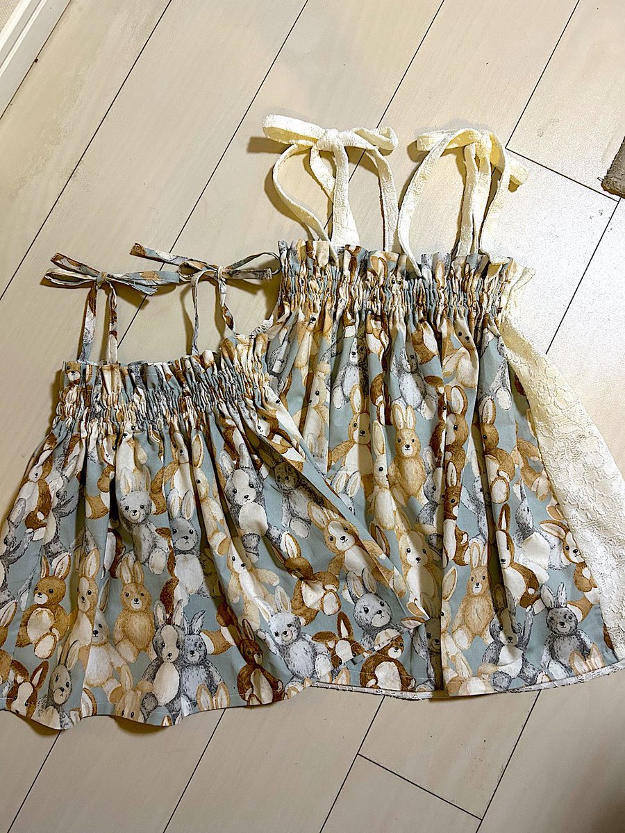 姉妹お揃いワンピが夜中に完成しました👗
シャーリングの部分、もう少し多く作ってあげても良かったなあ