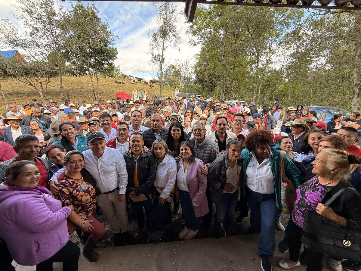 ChiquinquiraALC's tweet photo. Hoy realizamos dos jornadas de socialización del Proyecto de Gasificación Rural, que llevará gas natural a más de 630 hogares en las veredas Sasa, Carapacho, La Mesa, Casablanca, Molino y Resguardo, mejorando la calidad de vida en nuestra zona rural. 👏🏻💯 #ChiquinquiráAvanza https://t.co/8I41tjKpNA