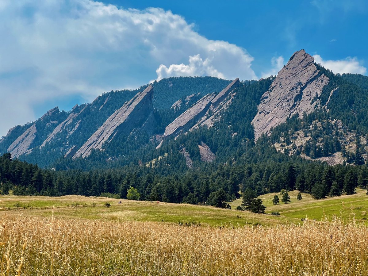 Here’s hoping the next ⁦<a href="/LaraconUS/">Laracon US</a>⁩ includes as many majestic mountains as this one