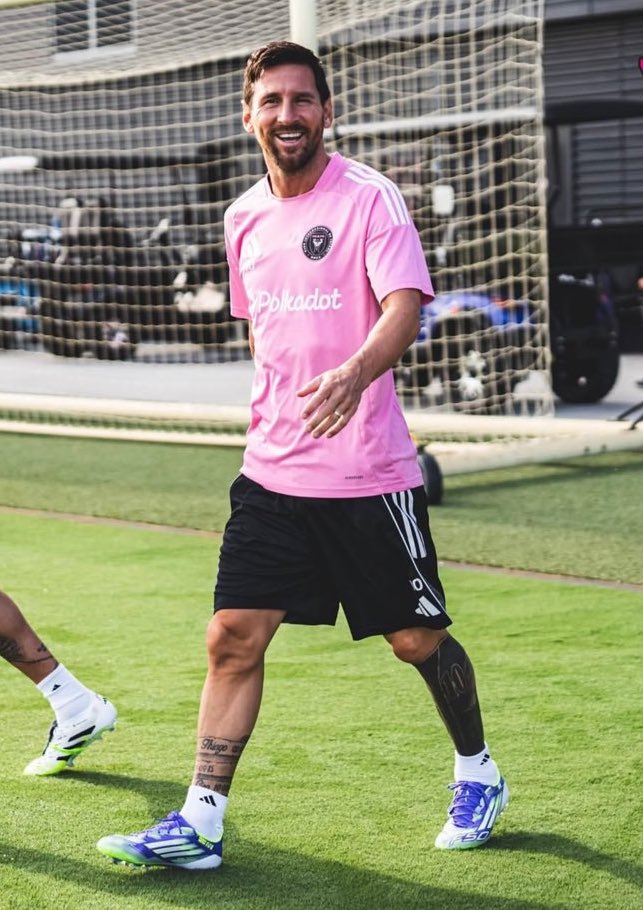 Su risa en todas las fotos.