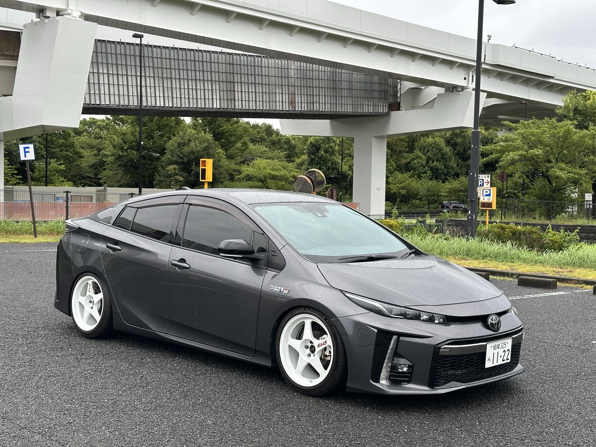 tsubasatakemura's tweet photo. 結局ノーマルだったのは1ヶ月弱でした(笑

RegaMaster EVO Ⅱ 9.5J+40
MICHELIN PS5 235/40ZR18
IDEAL車高調
CUSCOアッパーアーム
セミスモ

1番見て欲しいのはタイヤ外径！
50系で1番外径大きい225/40から235/40にすることで、普段乗りの地上高確保とリーガらしい履かせ方が出来たかなと👍 https://t.co/NMLgJtHQPB
